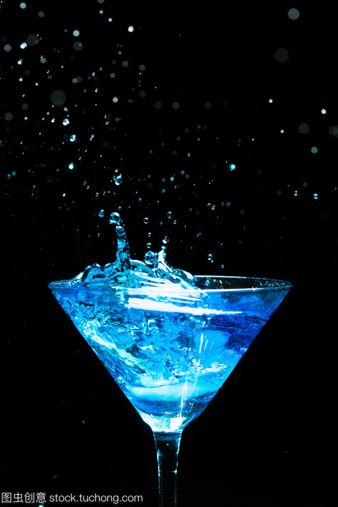 黑色與藍色的交融 神秘雞尾酒“潑墨”的藝術